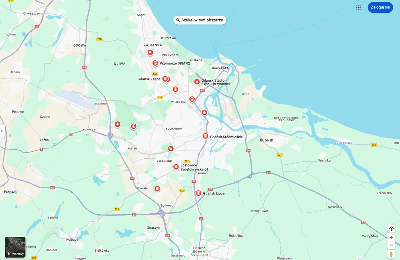 Zrzut ekranu Map Google z czerwonymi pinezkami oznaczającymi przystanki i punkty w Gdańsku, przykład markerów POI.
