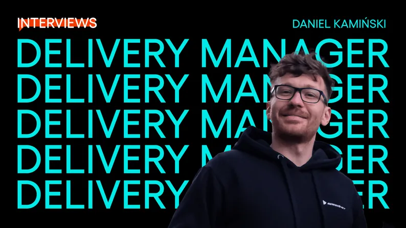 Okładka z napisami "Interviews" i powtarzanym "Delivery Manager" na czarnym tle, na pierwszym planie uśmiechnięty Daniel Kamiński.