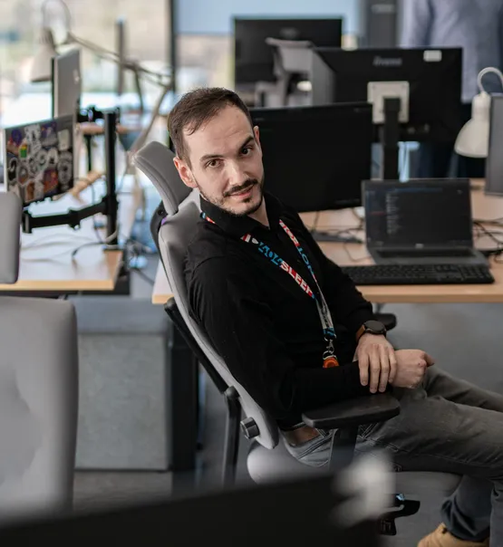 Uśmiechnięte osoby z zespołu Speednet przy stole.