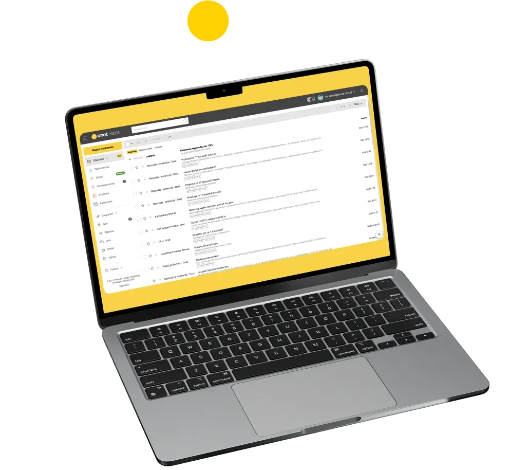 Laptop z ekranem poczty Onet: skrzynka odbiorcza z listą wiadomości e-mail w żółtym interfejsie.