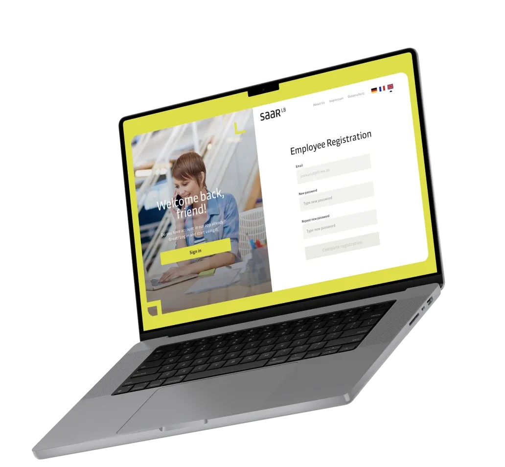 Laptop z ekranem SaarLB: formularz rejestracji pracownika obok strony logowania ze zdjęciem kobiety rozmawiającej przez telefon.