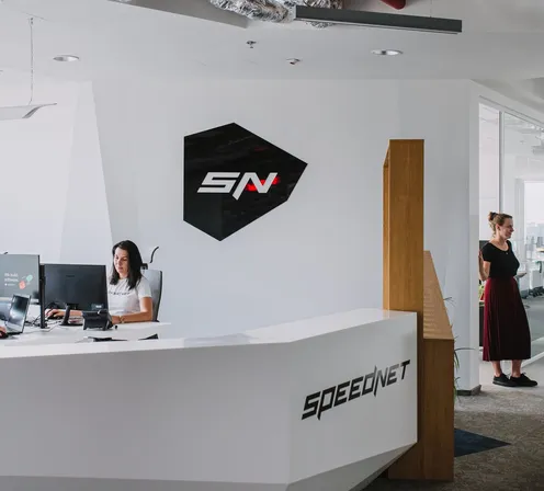 Recepcja biura Speednet z logo SN.
