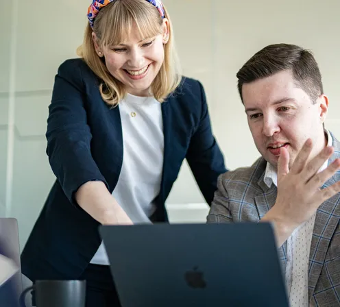 Dwie osoby z zespołu Speednet przy wspólnym laptopie